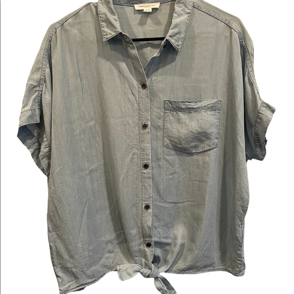 beachlunchlounge Tops - beachlunchlounge Light Blue Tie-Front Button-Up Blouse
